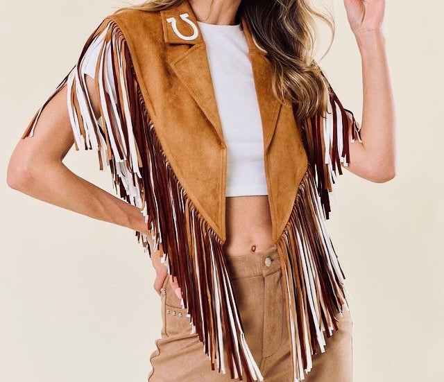 SAINTS & HEARTS WOMEN'S FAUX SUEDE HORSESHOE FRINGE CAPE