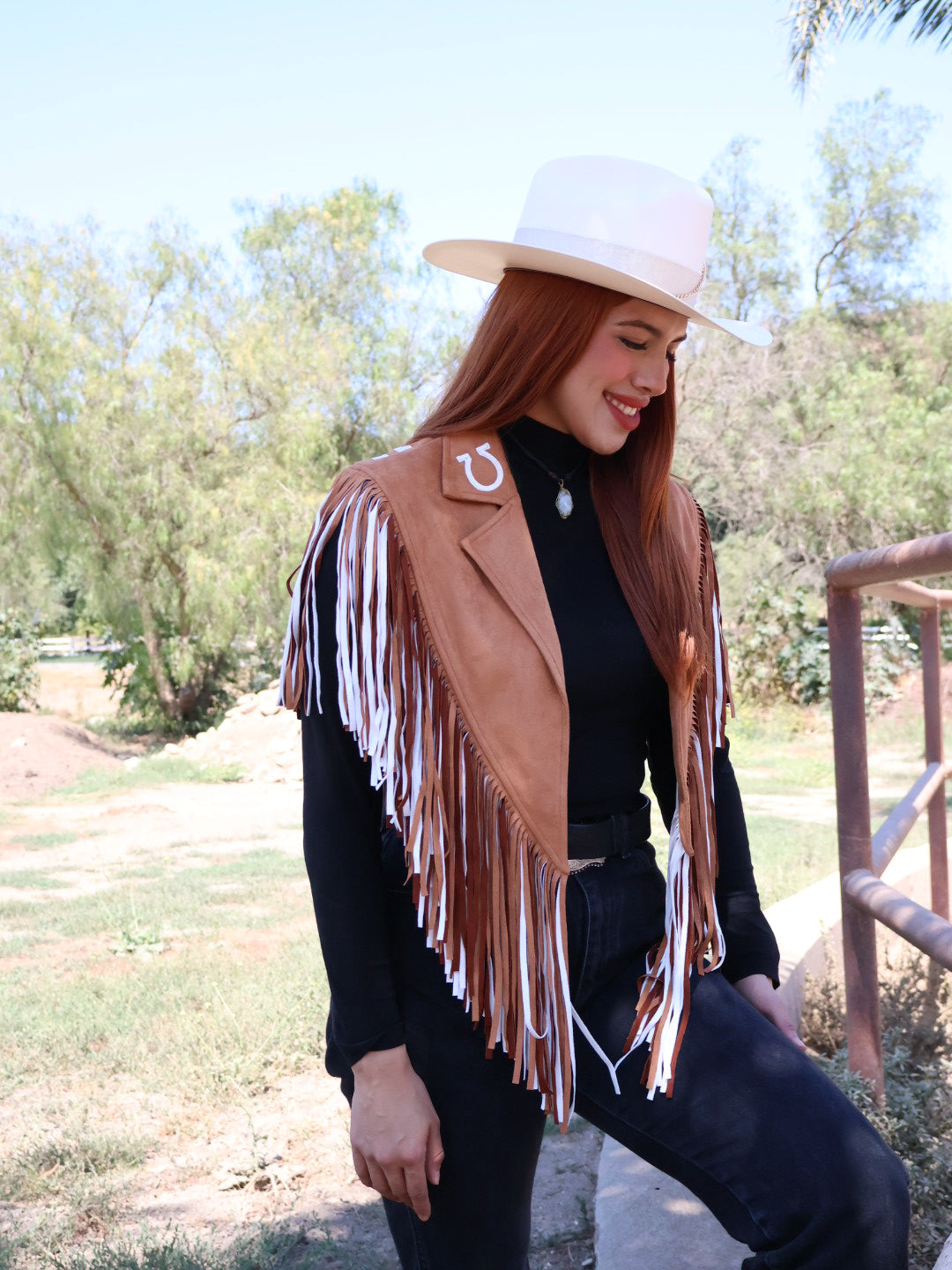 SAINTS & HEARTS WOMEN'S FAUX SUEDE HORSESHOE FRINGE CAPE